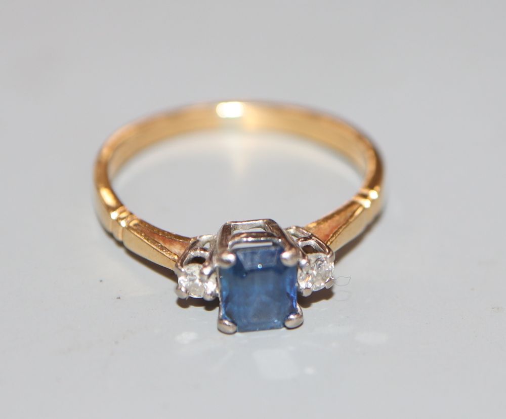 An 18ct, sapphire and diamond three stone ring, size N, gross 2.7 grams.